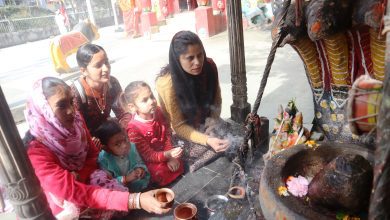 कुल्लू जिला मुख्यालय माता शितला के मंदिर में श्रद्वालु पूजा अर्चन करते हुए।