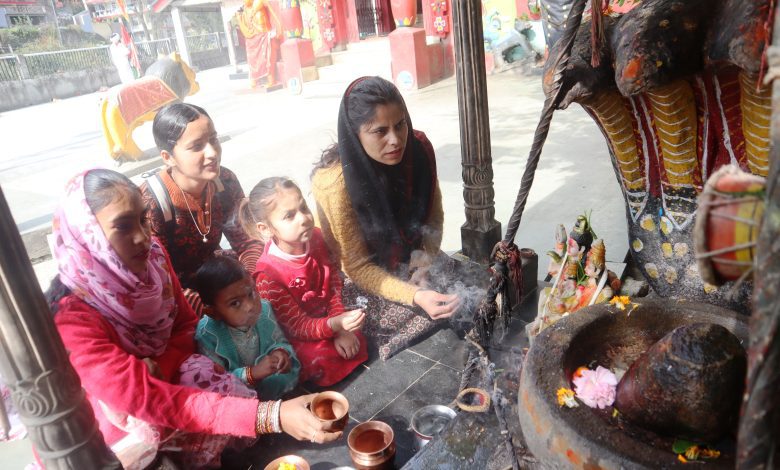 कुल्लू जिला मुख्यालय माता शितला के मंदिर में श्रद्वालु पूजा अर्चन करते हुए।