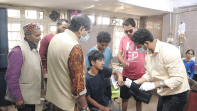 कुल्लू क्षेत्रीय अस्पताल मे घायल का स्वास्थ्य कर्मचारी उपचार करते हुए।