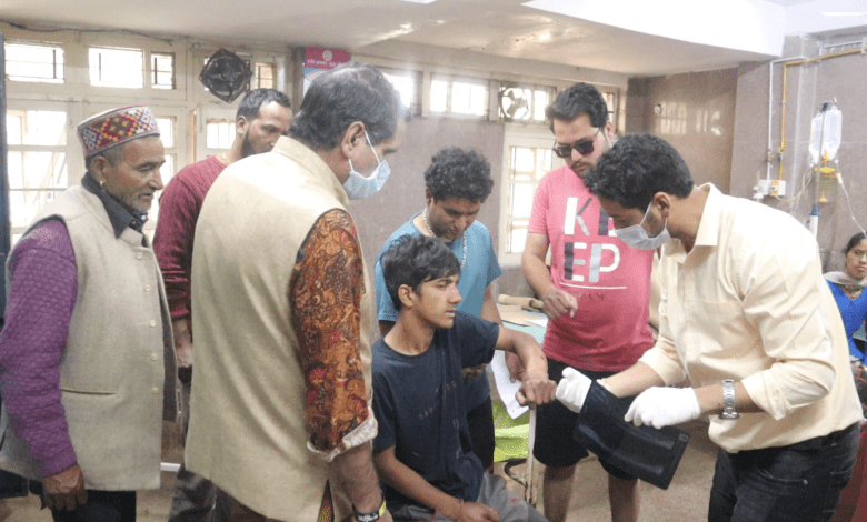 कुल्लू क्षेत्रीय अस्पताल मे घायल का स्वास्थ्य कर्मचारी उपचार करते हुए।