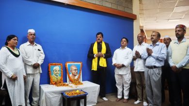 CPS Sundar Singh Thakur and Congressmen paying tribute to Father of the Nation Mahatma Gandhi and former Prime Minister on his birth anniversary.