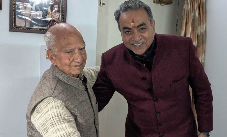 bjp leader sanjay tandon meet Senior Leader Shanta Kumar in Dharmashala tpday