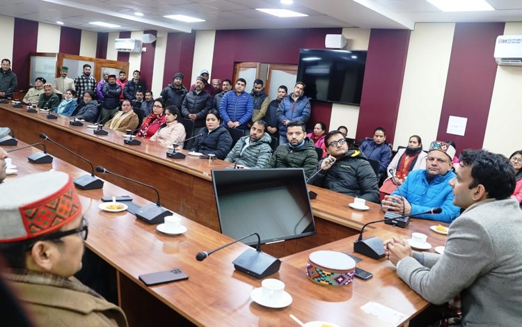 DC Ofiiice impolyee fairwell party deputy commissior kullu Ashutosh garg