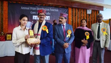 Joint Director Nandlal Sharma honored the outstanding students in the annual function at Kullu College by presenting them citations.