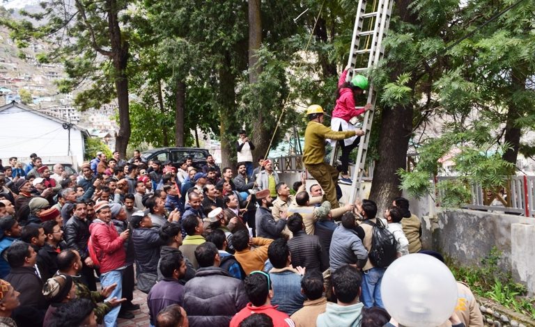 News Kullu Paraglider crash due to strong storm at Dhalpur paragliding site from Kullu district headquarters Peez. Tourist woman and pilot narrowly escape acciden visual