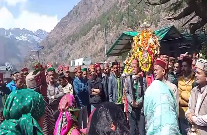 It will be good for human life if people do not leave their villages and lineage.