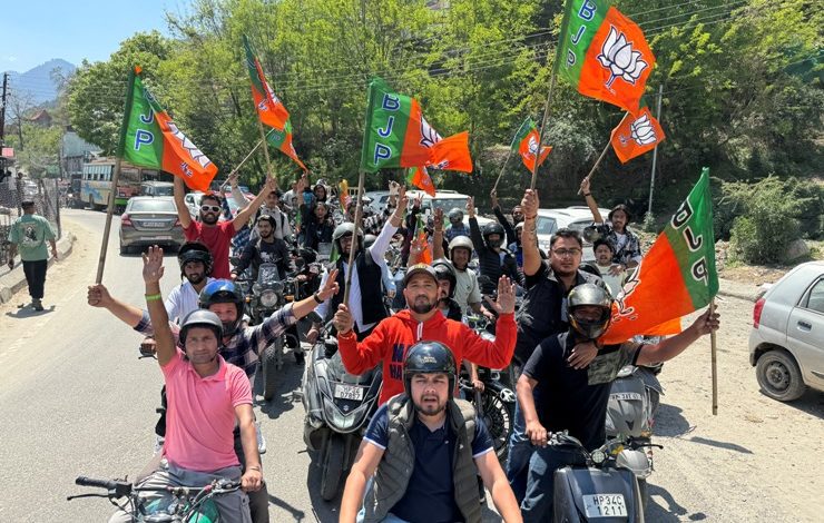 BJYM Kullu Mandal workers took out a bike rally from Bhuntar to Kullu on the 45th Foundation Day.