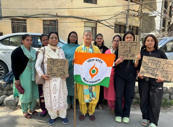 R_HP_KULLU_307_PANNC0473_MAHILA_CONGRESS_PROTEST_KULLU_AVB_TULSI_VISUAL_5_May