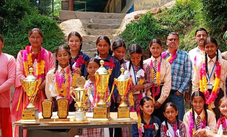 he school staff and students of Government High School Sihan gave a warm welcome to the girls who returned after winning the under 14 girls tournament of Sainj section.