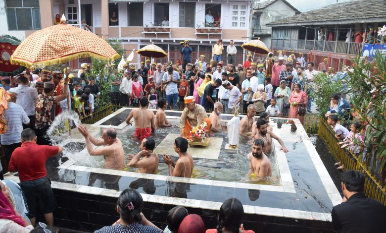News Kullu Lord Raghunath, Shaligram, Narasimha and Lord Hanuman were adorned along with worship in Jal Vihar Utsav