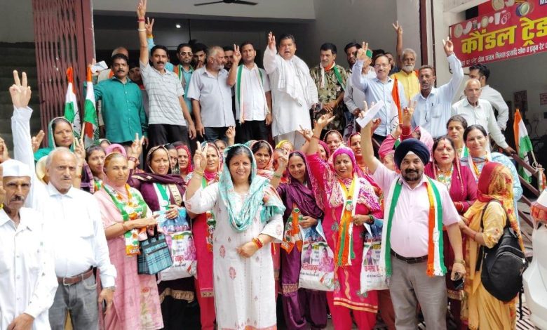 Hoshiar Singh, tell why salary was not distributed among the public: Kamlesh