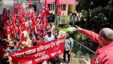 In Kullu, street vendors union surrounded the Kullu Municipal Council office under the banner of CITU.