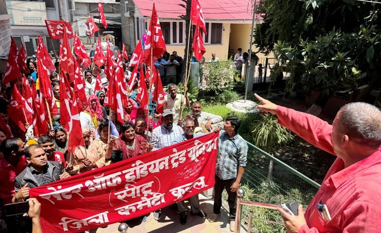 In Kullu, street vendors union surrounded the Kullu Municipal Council office under the banner of CITU.