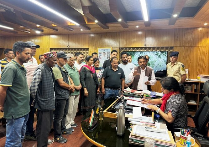 Panchayat representatives and villagers of 3 panchayats protested against the garbage plant center in Dohra Nala.