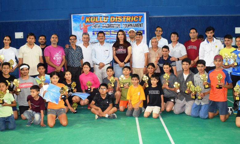 CPS Sundar Singh Thakur awarded the winners and runners-up of the 24th district level badminton tournament.