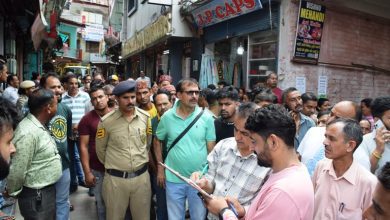 In Lower Dhalpur, 70 shopkeepers removed the boards and goods put up after their shops and evacuated them - Hari Singh Yadav