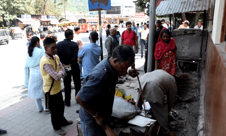 Municipal Council Kullu removed more than 30 street vendors from the city