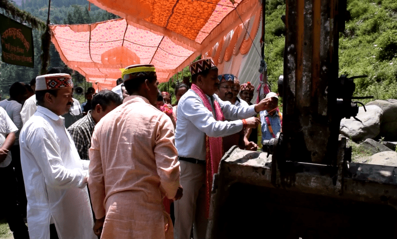 SPS Sundar Singh Thakur laid the foundation stone of 2 kilometer road for village Shaldhari.