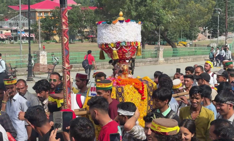 Hurang Narayan, the big deity of Mandi Chauhar valley left for his temple along with Lav Lashkar. Hurang Narayan, the big deity of Mandi Chauhar valley left for his temple along with Lav Lashkar.