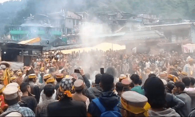 A grand temple of deity Trijugi Narayan was established in the previous village of Lagghati.