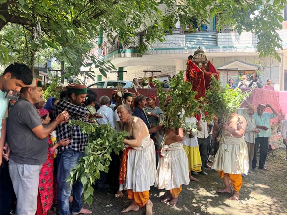 Fulfilled ancient god tradition by distributing Nettle Prasad in Dev Bhoomi Kullu - Rajkumar