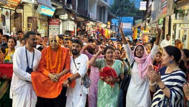 ISKCON organization took out a grand procession in Bhuntar on the occasion of Shri Krishna Janmashtami. Devotees danced.