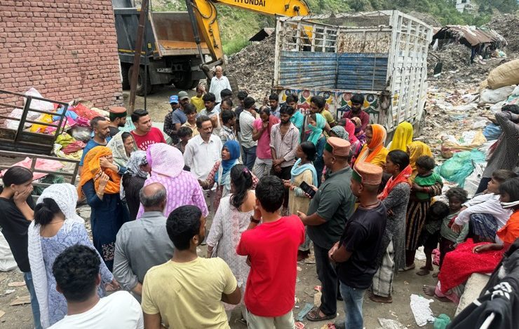 Garbage is being dumped in the dark of night in Pirdi of Kullu district, there is huge anger among the villagers.