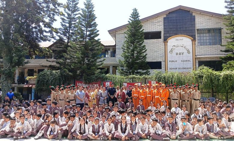 14th NDRF The team organized a mock drill for children in the school premises.