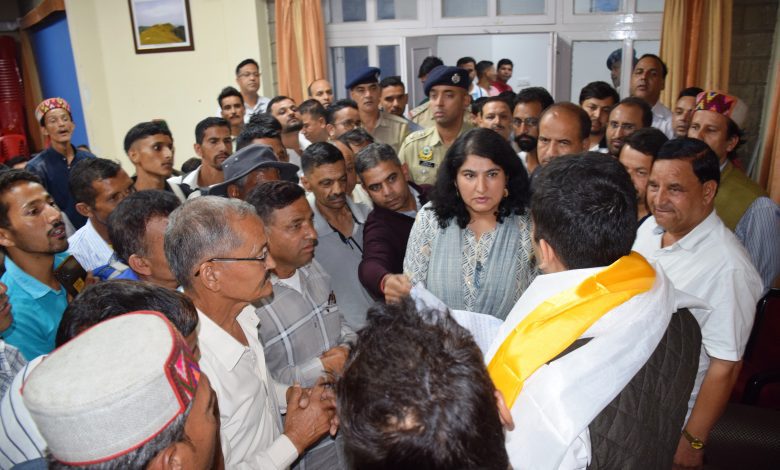 सैंज घाटी के ग्रामीणों ने लोक निर्माण मंत्री विक्रमादित्य सिंह से तरेड़ा में जल्द वैली ब्रिज लगाने की लगाई गुहार