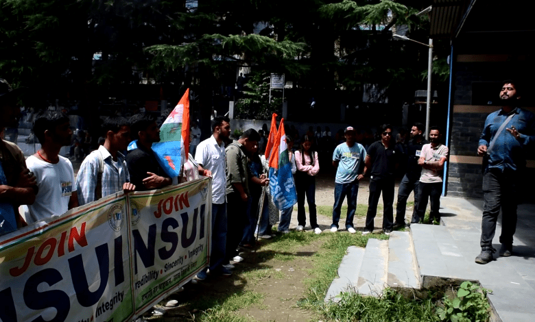 NSUI protested by burning the effigy of MP Kangana Ranaut in Kullu College.