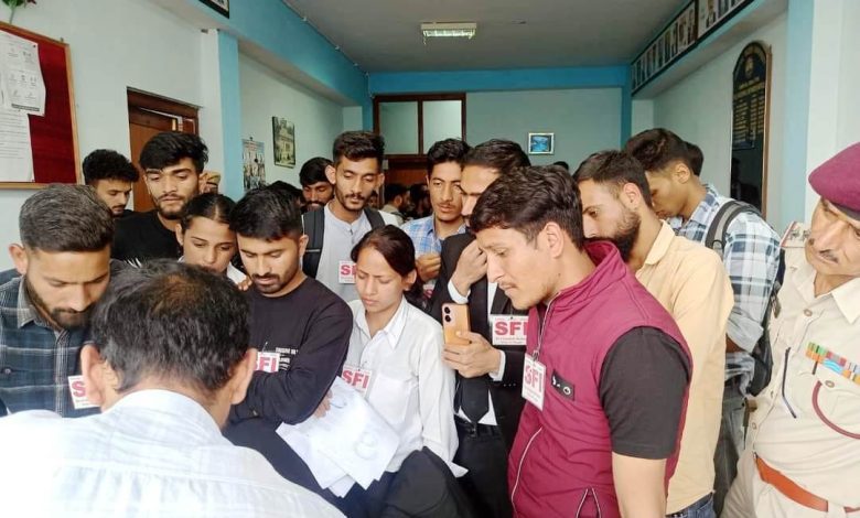 SFI Himachal Pradesh University unit gheraoed Chhatrapal.