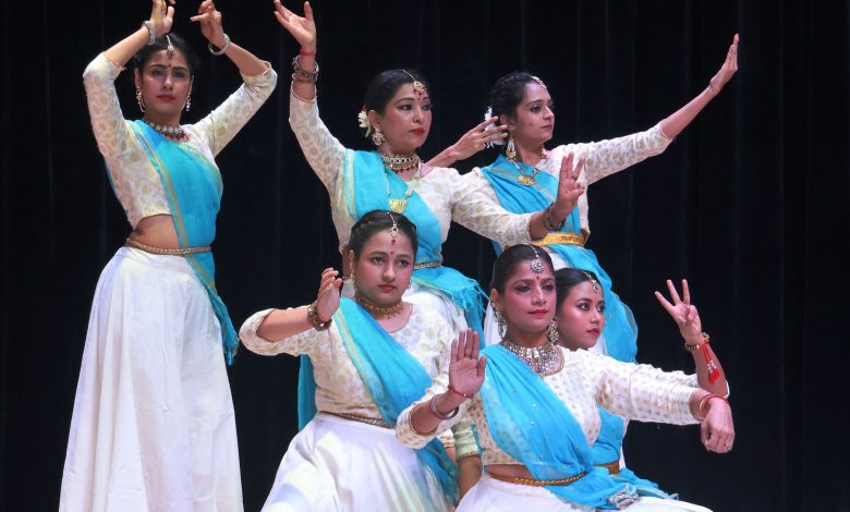 Artists of Gurukul Music and Dance Academy Committee, Chandigarh mesmerized the audience with their performance.