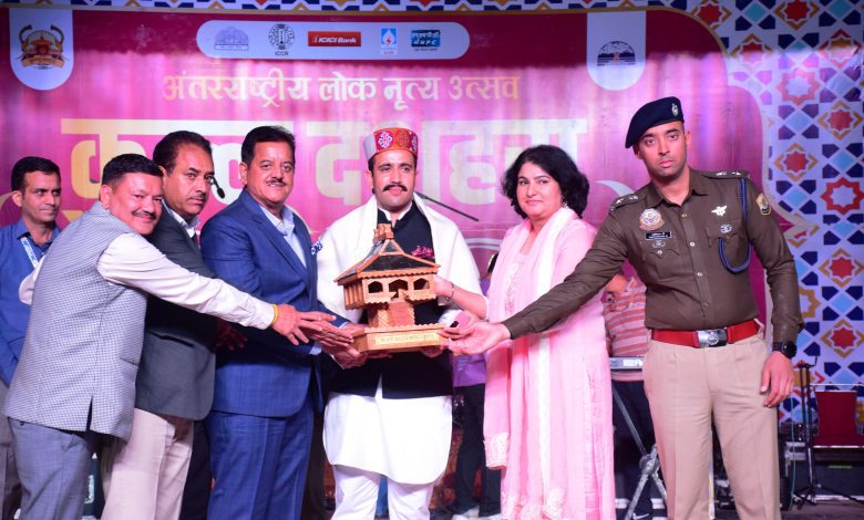 The third cultural evening at Lalchand Prarthi Art Center was in the name of Trap Band of Kolkata.