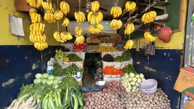 People's pockets are becoming loose due to huge increase in the prices of vegetables.