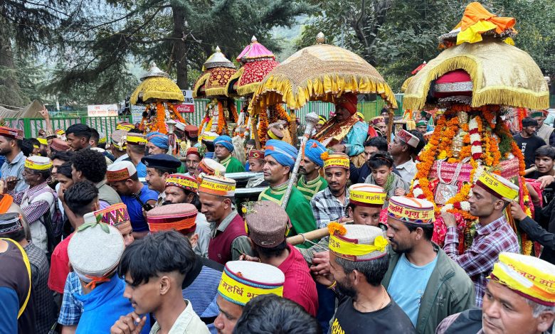 दशहरा उत्सव देव महाकुंभ के तीसरे दिन नरसिंह भगवान की शाही जलेब में गड़सा घाटी के आधा दर्जन देवताओं संग झूमे कारकून हारियान