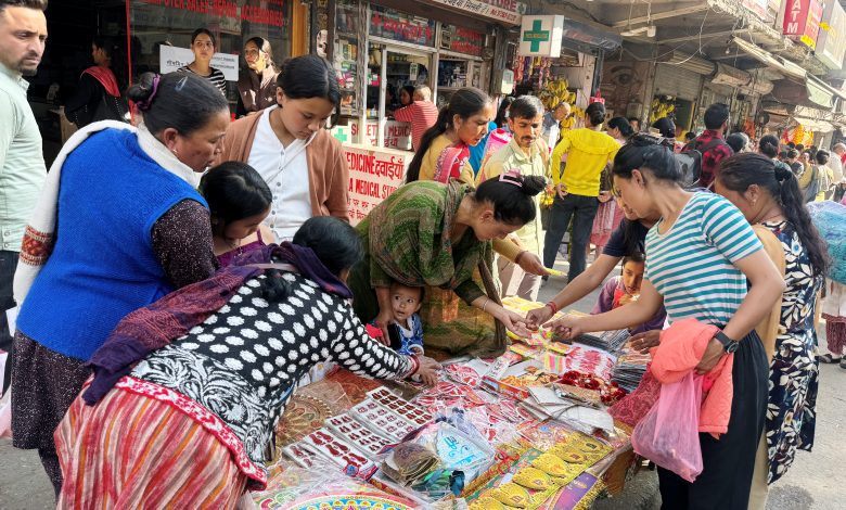 People did huge shopping on the festival of Diwali in Devbhoomi Kullu district.