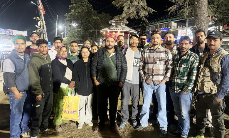 Firecracker shopkeepers raised slogans against the administration in Kullu district.