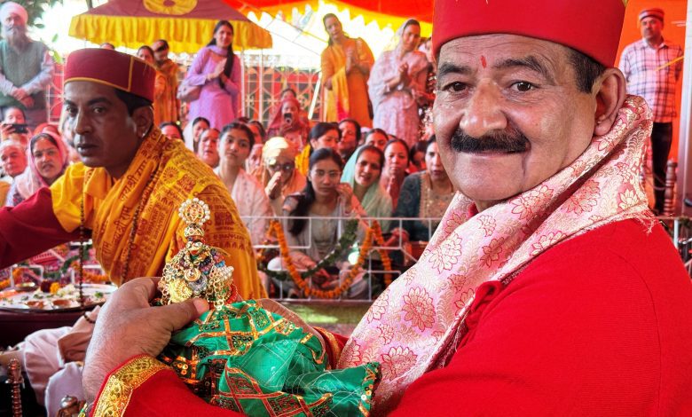 Lord Raghunath is adorned with clothes made of 5 pieces of silk in a week - Maheshwar Singh