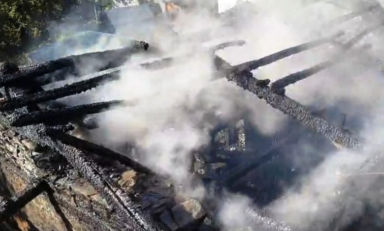 Two and a half storey house burnt to ashes due to fire in Shalang village of Laghati, loss estimated at Rs 50 lakh