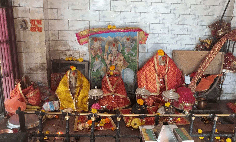 Thieves broke into 3 gold umbrellas and 6 eyes fixed on the idol of Mata in Kullu's Shitala Mata Temple last night.