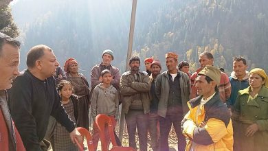 The administration provided immediate relief of Rs 30,30 thousand to the families of fire victims in Tiun village of Laghati.
