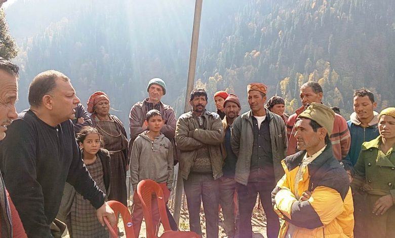 The administration provided immediate relief of Rs 30,30 thousand to the families of fire victims in Tiun village of Laghati.