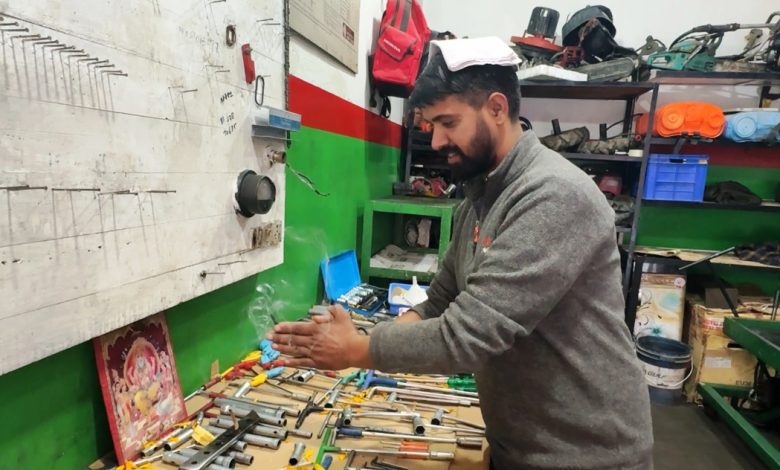 Mechanics in Devbhoomi Kullu worshiped their tools on Vishwakarma Day.