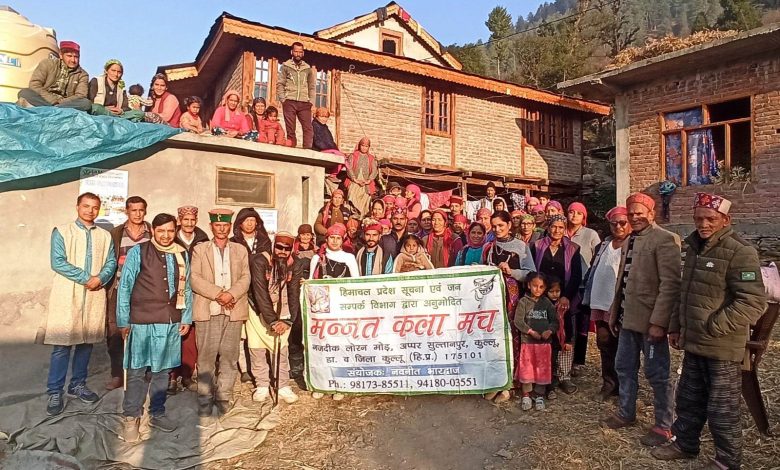 Artists of Mannat Kala Manch Kullu gave information about Kasol, Chohki, Bradha, Shanchan Panchayat government schemes through street drama and songs and music.