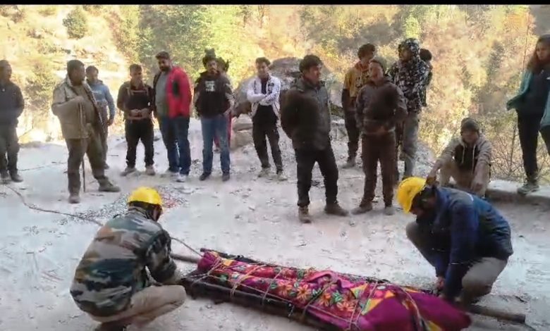 Tourist from Rohtak, Haryana died after his feet slipped from the cover on the way to Malana.