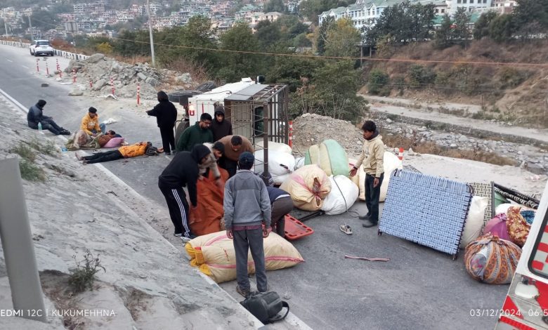 Road accident occurred near Kullu Bhootnath Bailey Bridge in Chandigarh Manali four lane.
