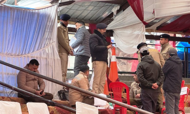 A young man was publicly killed at a distance of 4 feet from the VIP seating zone in the Winter Carnival amusement park and the police remained a spectator.
