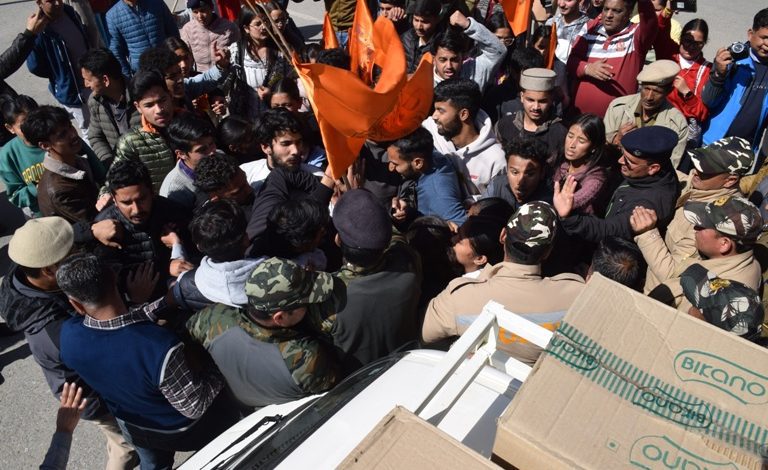 Clash between AVBP workers and police over burning the effigy of CM Sukhu