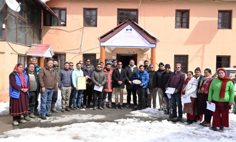 Deputy Commissioner honored officers and employees by giving them citation for their good work in Lok Sabha and Assembly by-elections.