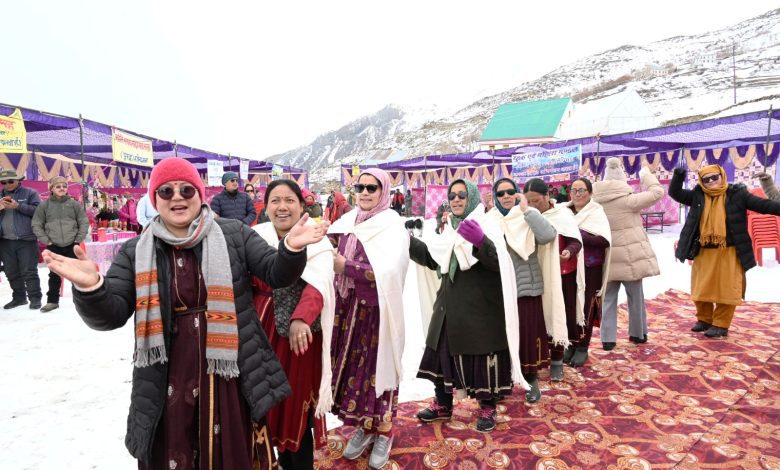 Mahanati was organized in Kewang village of Gondhala Gram Panchayat on the second day of Snow Festival amidst light snowfall.